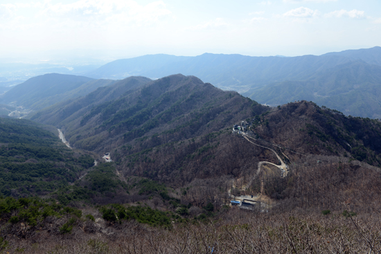 높은 곳에서 아래로 내려다보는 산은 넓은 시야를 보여주고 있다. 사람도 높은 자리에 오를수록 폭 넓게 보는 안목이 필요하다.