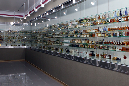 세계술박물관 미니어처관에 전시되어 있는 여러 술들.