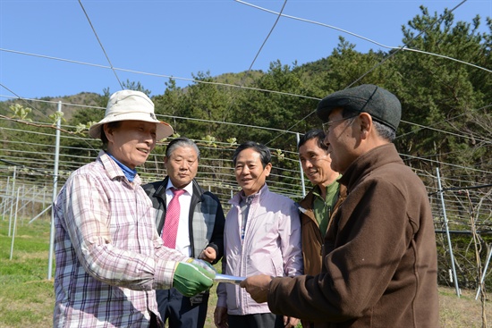  경남지역 교육원로들은 지난 8일 고성에서 농사를 짓는 권정호 전 교육감을 찾아가 이번 경남도교육감 선거 출마를 요구했다.