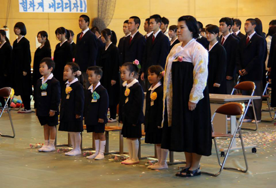 귀여운 민족의 꽃봉오리들이 조선학교에 입학했다. 