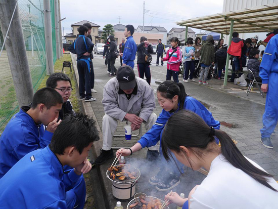조선학교 교정에서 이루어지는 동포들의 만남의 자리에는 언제나 숯불에 굽는 야키니쿠가 자리한다.  