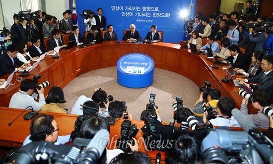 새정치민주연합이 '여론조사+권리당원 투표'를 통해 6.4지방선거에서 정당공천을 하기로 결정한 가운데, 10일 오후 김한길, 안철수 공동대표가 국회에서 입장을 밝히고 있다.
