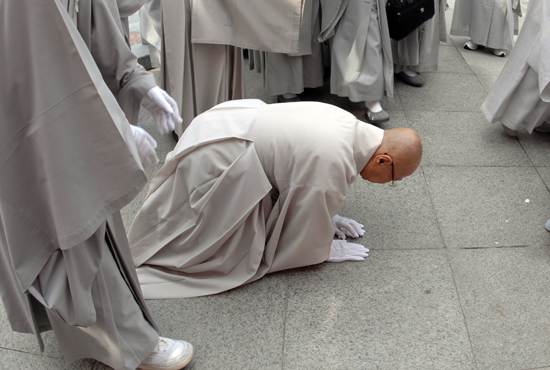 은사스님을 모신 상여가 마지막 길 나서자 땅바닥에 넙죽 절을 올리는 스님의 모습에서 비치는 애닲음은 간절하기만 했습니다.