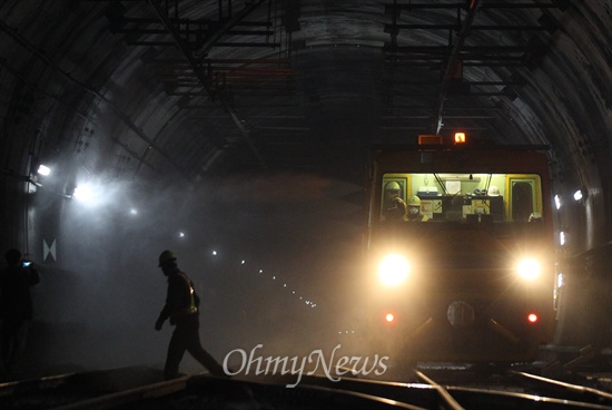 청소용역업체 직원들이 서울 서초구 남태령 지하철 터널에서 고압살수차를 동원해 지하철 터널 내부에 붙은 먼지와 부유분진을 초고압으로 제거하고 있다(2014.4.11).