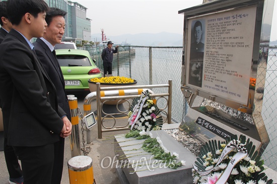  4.11민주항쟁 54주년을 맞아 11일 오후 마산 김주열열사 시신인양지에 있는 표지석 앞에 학생들이 헌화하고 있다.