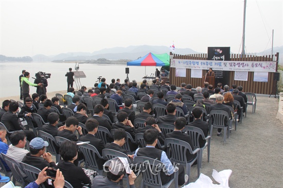  (사)김주열열사기념사업회는 11일 오후 김주열열사 시신인양지 문화재구역 안에서 "4.11민주항쟁 54주년 기념식과 김주열열사 추모식"을 열었다.