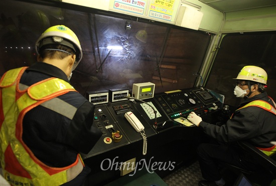 청소용역업체 직원들이 9일 오전 서울 서초구 남태령 지하철 터널에서 고객에게 쾌적한 환경을 제공하기 위해 고압살수차를 운전하며 세척작업을 하고 있다.