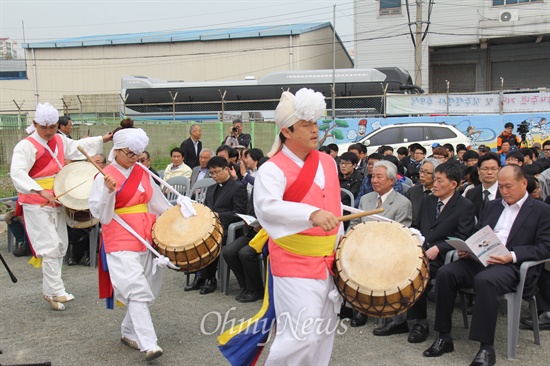  (사)김주열열사기념사업회는 11일 오후 김주열열사 시신인양지 문화재구역 안에서 "4.11민주항쟁 54주년 기념식과 김주열열사 추모식"을 열었다. 사진은 풍물패 '어처구니'가 길놀이를 하는 모습.