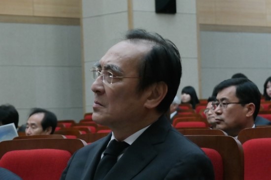 독립운동가 장준하 선생의 장남 장호권씨가 상념에 잠긴 얼굴로 정면을 응시하고 있다.