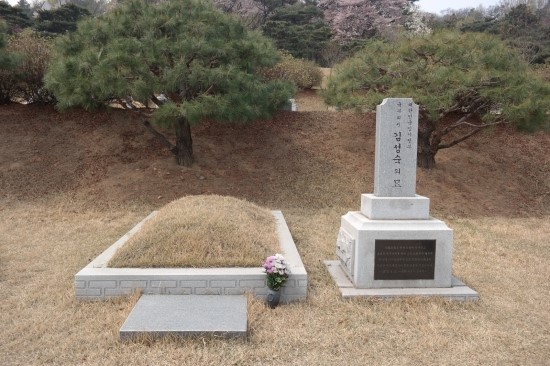 국립서울현충원 임시정부요인 묘역에 위치한 운암 김성숙 선생의 묘