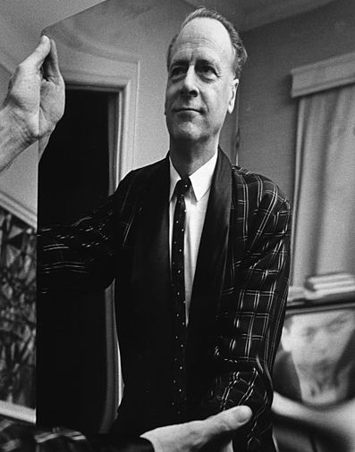 거울을 들고 있는 1969년 미디어학자 맥루한(M. McLuhan)의 모습