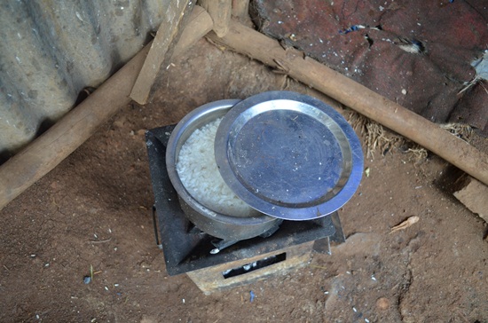 에티오피아 어느 가정의 주방. 15식구에 비해 턱없이 부족한 쌀 때문에 죽을 만들어야 했단다. 반찬은 없다. 소금으로 족하다.