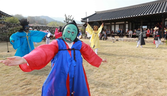  12일 함양 지곡면 개평마을에서 열린 고성오광대 공연.