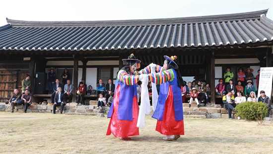  12일 함양 지곡면 개평마을에서 열린 고성오광대 공연.