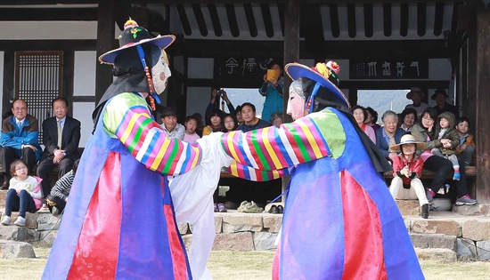  12일 함양 지곡면 개평마을에서 열린 고성오광대 공연.