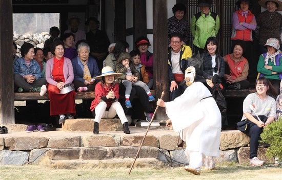  12일 함양 지곡면 개평마을에서 열린 고성오광대 공연.