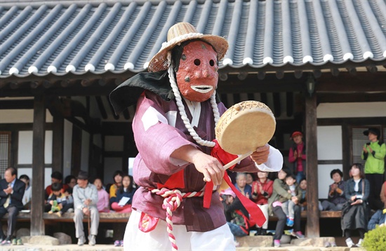  12일 함양 지곡면 개평마을에서 열린 고성오광대 공연.