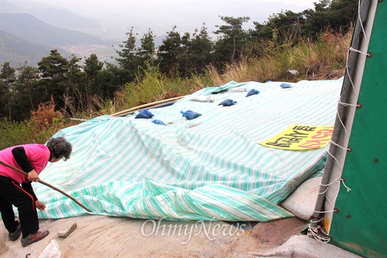  밀양시 부북면 평밭마을 주민들은 화악산에 있는 '신고리-북경남 765kV 송전선로' 129번 철탑 현장에 움막을 만들어 놓고 철야 농성하고 있으며, 움막 앞에 대형 '무덤 구덩이'를 만들어 천막으로 덮어 놓았다.