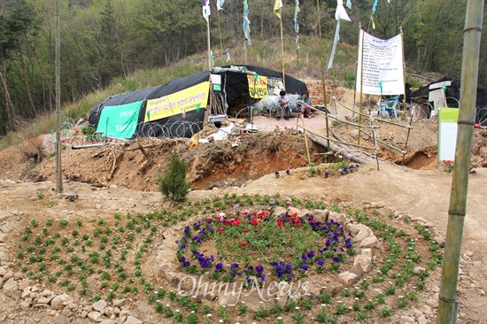  밀양시 부북면 평밭마을 주민들은 '신고리-북경남 765kV 송전선로' 129번 철탑 현장에 움막 농성장과 '무덤 구덩이'를 만들어 놓았다. 사진은 움막 앞에 꽃동산을 만들어 놓은 모습.