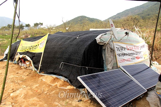 밀양시 상동면 고답마을 주민들은 '신고리-북경남 765kV 송전선로' 115번 철탑 현장에 움막 농성장을 만들어 놓고, 철야 농성하고 있다.