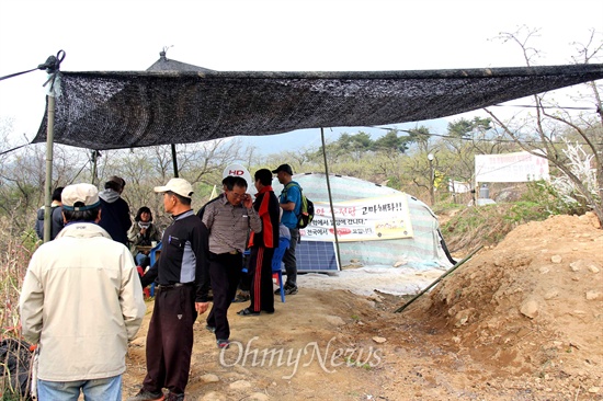  밀양시 상동면 고답마을 주민들은 '신고리-북경남 765kV 송전선로' 115번 철탑 현장에 움막 농성장을 만들어 놓고, 철야 농성하고 있다.