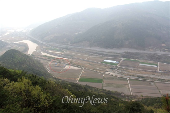 한국전력공사는 밀양시 산외면 보라마을 앞 논에서 '신고리-북경남 765kV 송전선로' 102번 철탑 공사(원안)를 벌이고 있다. 사진은 101번 철탑 현장이 있는 산 꼭대기에서 내려다 본 모습.