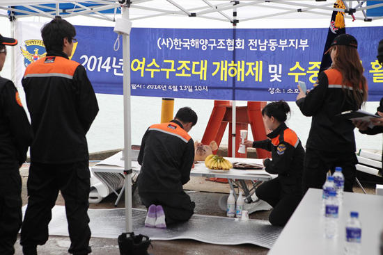  (사)한국해양구조협회 전남동부지부 여수구조대(대장 박학수)가 소호동 요트경기장에서 개해제(開海祭) 행사를 열고 있다.