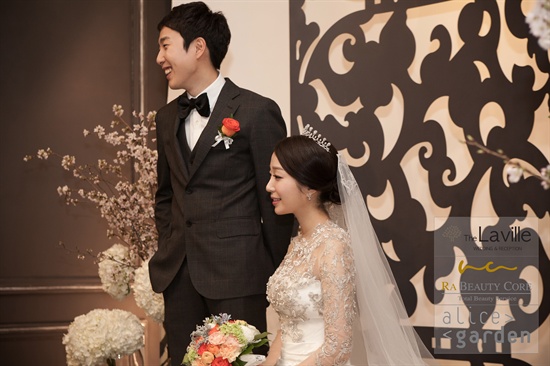  버스커버스커 장범준과 배우 송지수의 결혼식 사진이 공개됐다. 