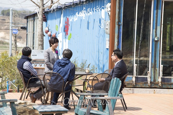 개그우먼 김미화씨가 4월 8일 오전 경기도 용인 자신이 운영하는 카페 호미에서 찾아온 손님들과 함께 대화를 하고 있다.