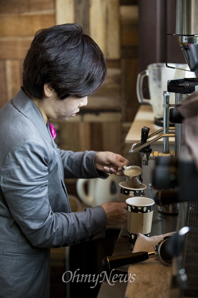 개그우먼 김미화씨가 4월 8일 오전 경기도 용인 자신이 운영하는 카페 호미에서 커피를 만들고 있다.