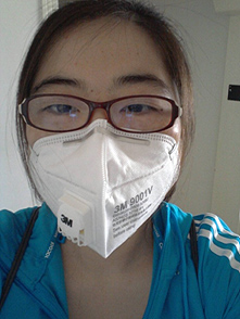아침에 출근 중인 한 중국여성, 준공업용 마스크를 쓰고 있다. 4월3일 촬영.