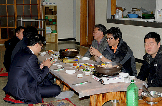 고로쇠백숙과 사람들 고로쇠를 넣고 토종닭을 삶은 고로쇠토종닭백숙이 나오자 촬영이 우선이라며 방송카메라를 먼저 들이 댄 일행들이 자리에 앉아서는 스마트폰으로 또 다른 이들에게 즉성에서 자랑이다.