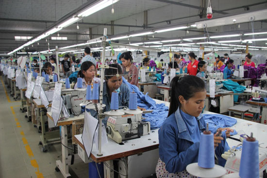 신발 의류 등 섬유봉제산업은 캄보디아 전체 수출의 80%를 차지하는 주력산업이다. 해마다 거듭되는 봉제공장 근로자들의 집단 실신사고는 부실한 영양상태와 근로환경 때문인 것으로 전문가들은 분석한다. 