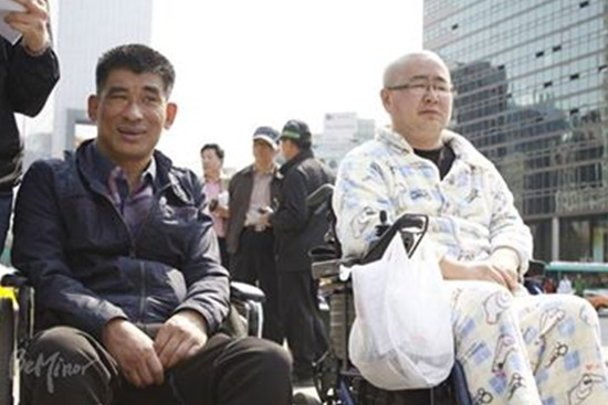 국민연금 장애인심사센터 앞 기자회견에 참석했던 송국현씨(왼쪽)