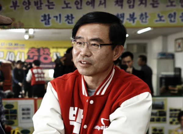 선거 사무소에서 인터뷰 중인 박 후보