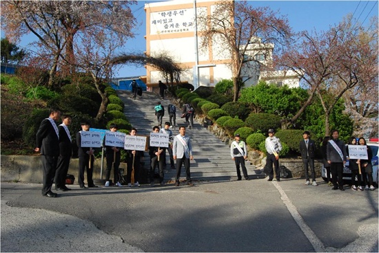 잇따라 학교폭력 사망사건이 발생한 진주외고 교문에서 지난 8일 학교폭력 예방 캠페인이 실시되고 있다. 