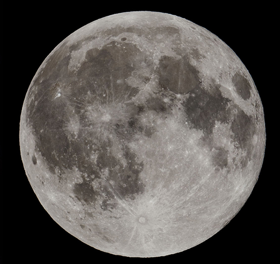 Full Moon 광공해가 거의 없는 우주체험센터에서 촬영한 Full Moon. 