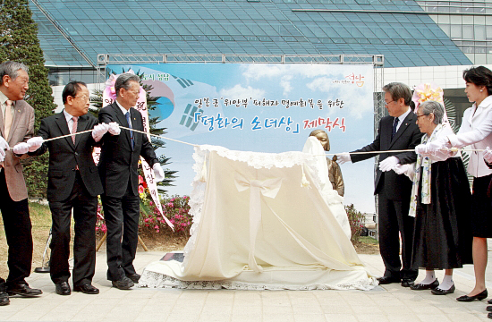  15일 오전 성남시청 광장에서 열린 평화의 소녀상 제막식에서 이재명 성남시장, 김복동 할머니를 비롯한 참석한 내빈들이 제막을 하고 있다. 이날 세워진 평화의 소녀상은 김운성·김서경 부부 작가가 만든 것으로 주한 일본대사관 앞, 고양시, 거제시에 이어 국내에 설치된 네 번째 작품이다.