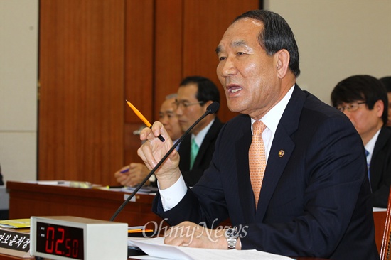 박승춘 국가보훈처장이 15일 오후 국회 정무위 전체회의에 출석해 의원들의 질문에 답변하고 있다.