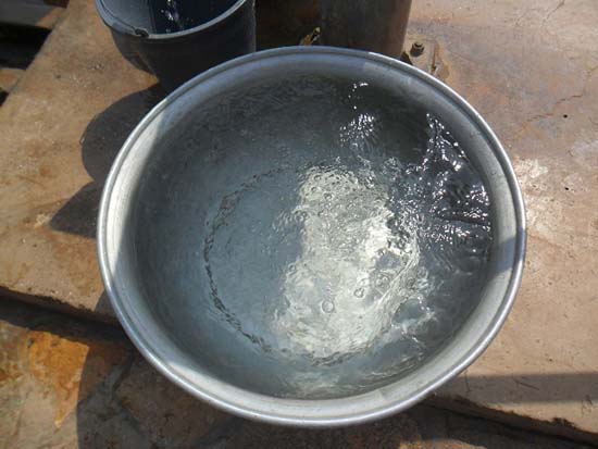카쿠에 마을 우물에서 방금 뿜어올린 물입니다. 음용 이전에 생화학 검사를 실시하여 수질을 점검합니다.