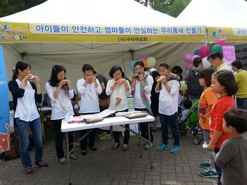 (사)구리여성회 회원들이 구리시 평생학습축제에서 오카리나 연주를 하고있다.