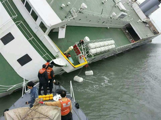 4월 16일 오전 제주도 수학여행길에 오른 안산 단원고 학생을 비롯한 459명을 태운 여객선 '세월호'가 전남 진도군 조도면 병풍도 북쪽 20km 해상에서 침몰하는 사고가 발생했다. 사진은 해양경찰청이 공개한 구조작업 모습이다.(자료사진)