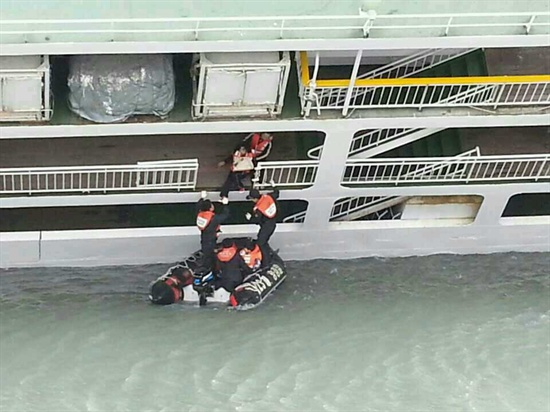 세월호 침몰 사고 발생 당시 모습. 사진은 지난 4월 16일 해양경찰청이 공개한 구조작업 모습.