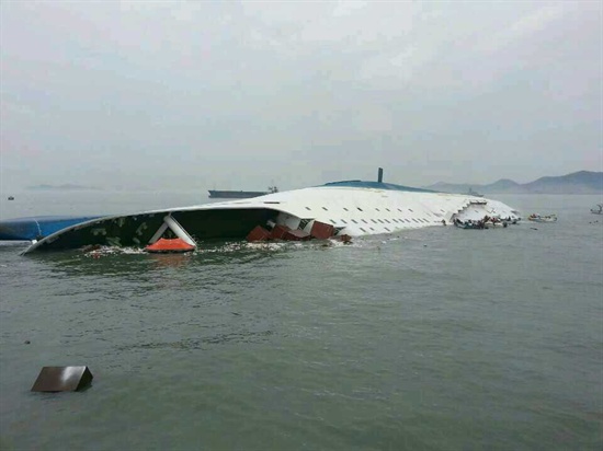 작년 4월 16일 오전, 승객들이 빠져나오지 못한 채 침몰하는 여객선 세월호의 모습. 