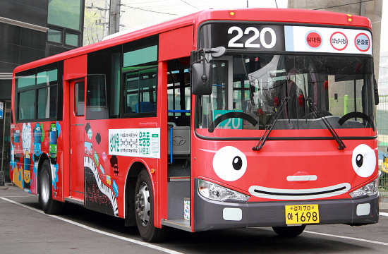 성남시가 전국 지자체 최초로 오늘(16일)부터 5월 5일까지 타요버스 운행에 들어갔다. 사진은 220번(상대원~운중동) 노선에서 운행하는 타요버스 가니