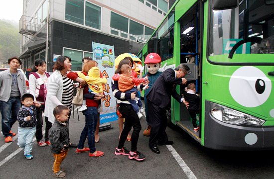 16일 오전 성남시 중원구 상대원동 성남시내버스 차고지에서 이날부터 운행을 시작한 타요버스에 탑승하고 있다.