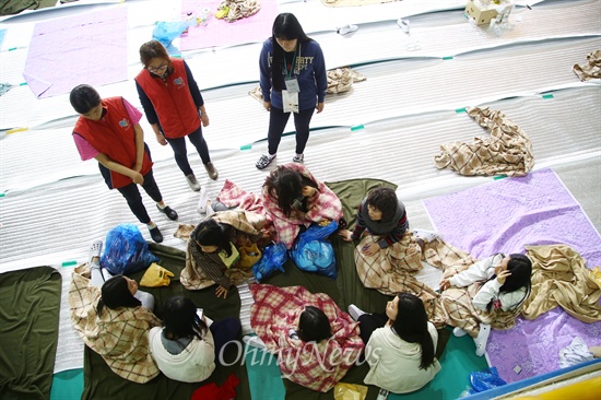 세월호에서 구조된 경기도 안산 단원고 학생들이 진도 실내체육관에 차려진 응급환자 진료소에서 휴식을 취하고 있다.