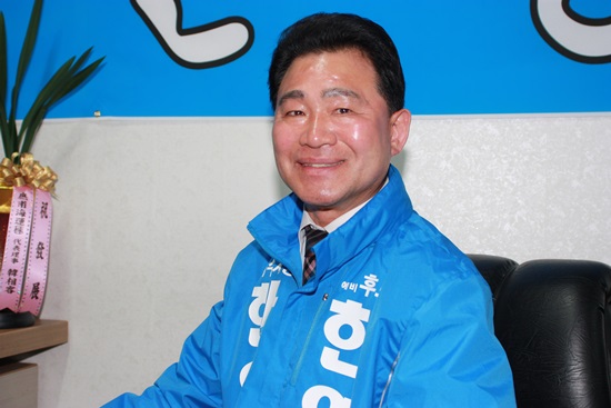 향토사랑 운동가 한영래 예비후보는 서울에서 만 4년째 재경 ‘여수향우회장’을 맡고 있다. 그는 시장이 되면 시장봉급 전액을 장애인을 위해 기부하겠다고 약속했다.
