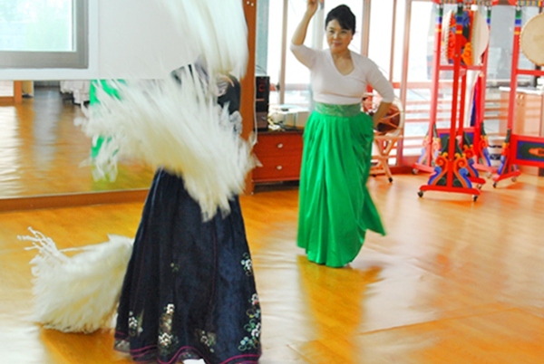 신미미씨가 화성재인청 춤인 신칼대신무를 연습하고 있다(우측)