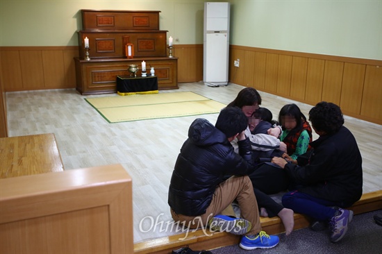 17일 오전 전남 목포 한국병원 '세월호 침몰사고' 희생자 장례식장에서 희생자 가족들이 오열하고 있다. 